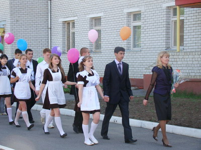 14:06 Руководство города Шумерли поздравило выпускников с Последним школьным звонком